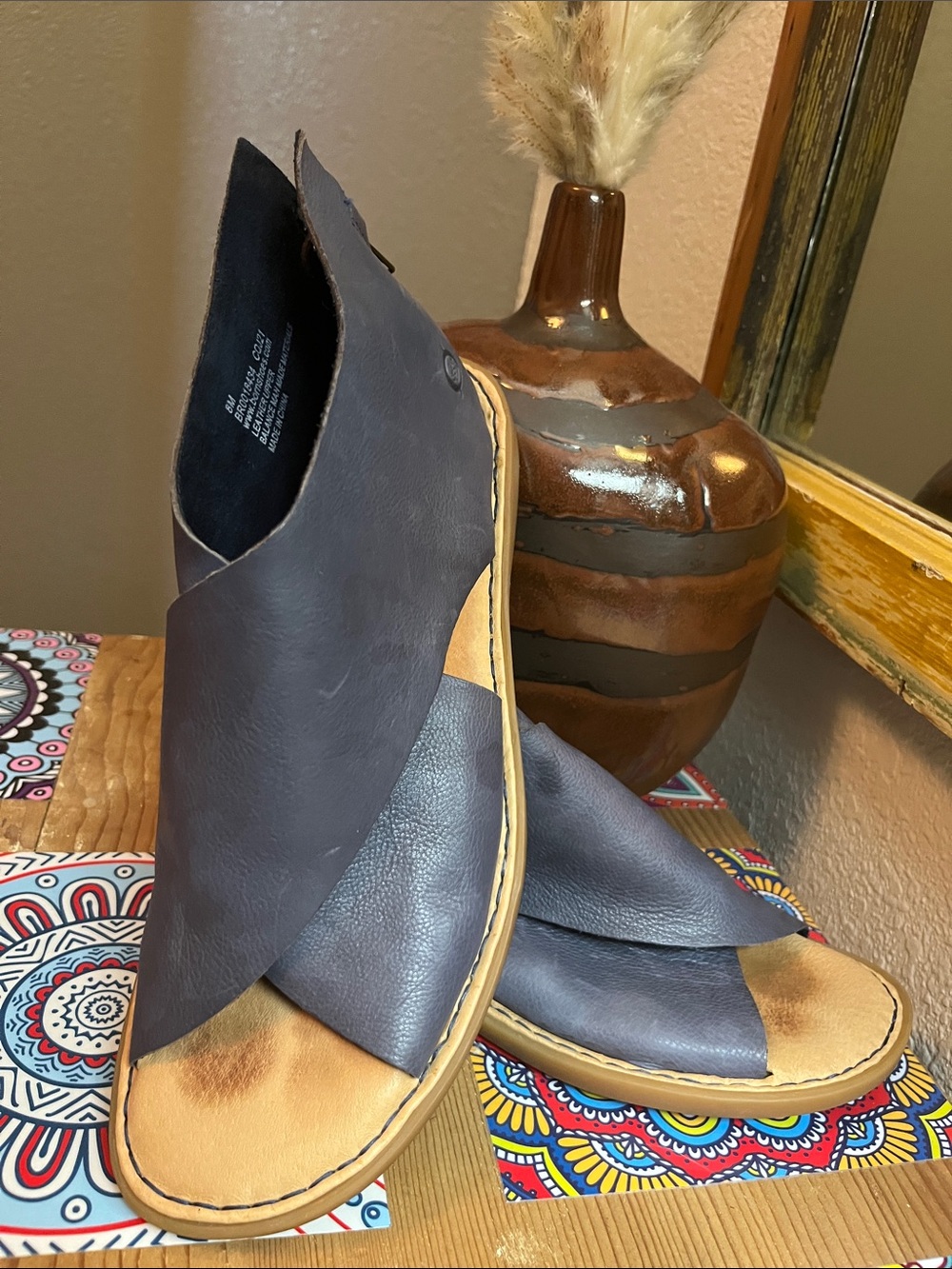 Born Women's Iwa Flat Leather Sandal Navy Marine Sz 8 - Picture 3 of 10